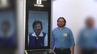 Der Bankschalter der Zukunft? Sebastian Sand stellte eine Möglichkeit vor. Auf dem Monitor: Angelika Brummer vom Service-Team der FMG. An ihrer Stelle könnte der Serviceangestellte als Ansprechpartner beispielsweise einer Bank stehen. (Foto: kw)