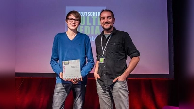Felix Mittermeier (li.) mit der Preisträgerurkunde, zusammen mit Thomas Haas vom Deutschen Kinder- und Jugendfilmzentrum.  (Foto: Steffen Haas)