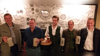 „Die fünf von der Brauerei“ haben gut Lachen. (von links) Bürgermeister Christian Bauer, Kreisheimatpfleger Thomas Warg, Bräu Gregor Max Schlederer, Walter König, Geschäftsführer des Bayerischen Braubunds und Historiker Bernhard Schäfer, Leiter des Archivs und des Museums der Stadt Grafing. (Foto: Otto Hartl)
