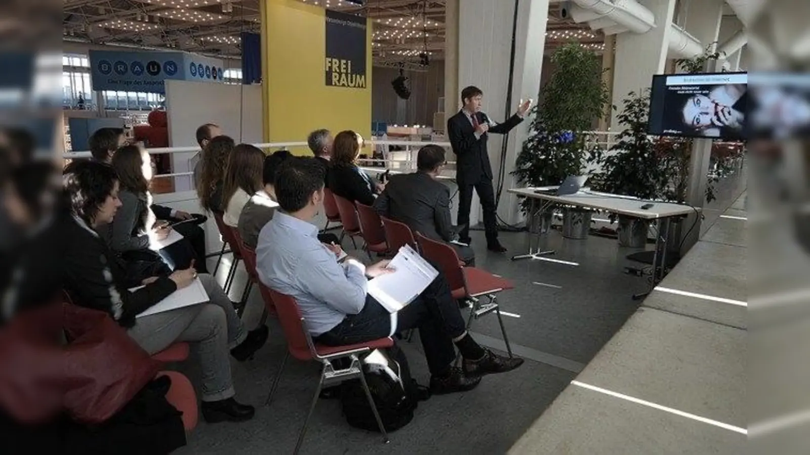 Foto: Quelle: https://pixabay.com/photos/lecture-lecturer-man-profession-318124/