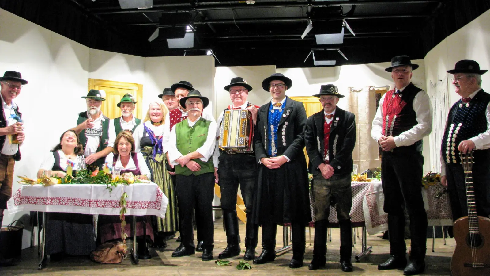Hoagartn der Ampertaler: Alle Beteiligten standen zum Abschluss gemeinsam auf der Bühne des Ludwig-Thoma-Hauses. (Foto: D'Ampertaler Dachau e. V. )