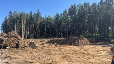 Die beteiligten Kommunen der Bürgerwind Höhenkirchner Forst hoffen, dass die Arbeiten für die drei geplanten Windräder bald wieder aufgenommen werden können. (Foto: hw)