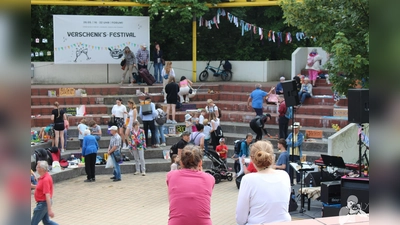 Beim Verschenk's Festival im Olympiadorf kann jeder bringen und nehmen, was er will. Bedingung: Die Sachen müssen gut erhalten sein! (Foto: rehab republic)