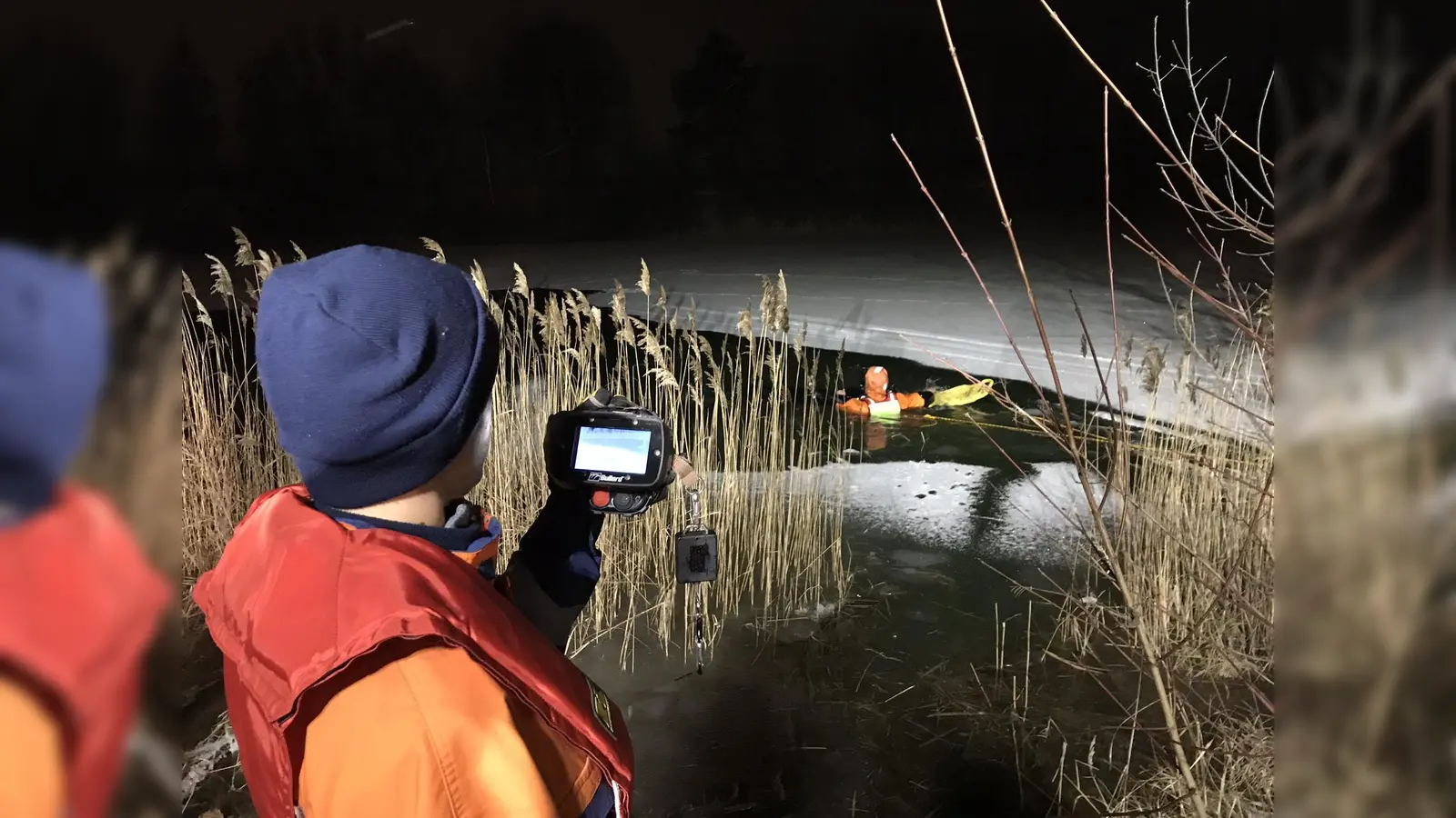 Der Übungsabend bot allen Übungsteilnehmern Gelegenheit mit dem Equipment zu üben, die verschiedenen Rettungsmittel anzuwenden und unterschiedliche Rettungstechniken im Wasser und auf dem Eis zu vertiefen. (Foto: Freiwillige Feuerwehr Garching)