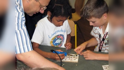 Unterstützt von Mitarbeitern der Jugendtechnikschule oder auch von Eltern, arbeiteten immer zwei Schülerinnen oder Schüler gemeinsam an einem Tisch zusammen. (Foto: Eva Wobido)