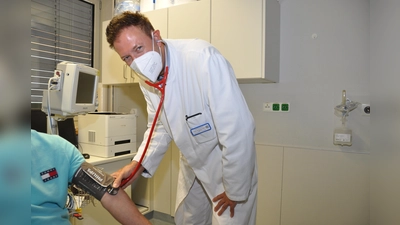 Prof. Dr. Martin Schmidt kontrolliert den Blutdruck eines Patienten.  (Foto: kk/sf)