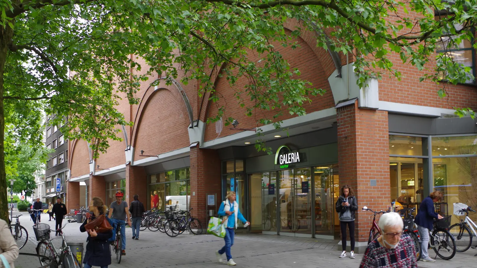 Die Schaufenster des Kaufhofs am Rotkreuzplatz könnten für die Kulturszene geöffnet werden – einen Antrag dazu will der Bezirksausschuss in seiner Dezember-Sitzung abstimmen. (Foto: Beatrix Köber)