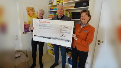 Claudia Ernestus vom Kinderschutzbund (l.) freute sich über die Spende der Bürgerstiftung, die durch Gustav Huber und Barbara Scheitz überbracht wurde.<br> (Foto: Bürgerstiftung)