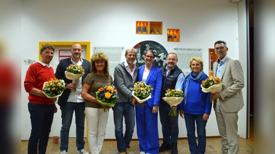 v.l.n.r.: Horst Martin, Markus Scheerer, Sabine Witter, Christoph Borchardt, Katharina Hänel (Vorstand), Thomas Pollok, Erika Gollor, Frank Zellner bilden den neuen Aufsichtsrat. (Foto: Montessori-Fördergemeinschaft Weilheim-Schongau e.V.)