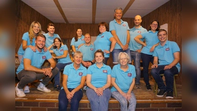 Das Ensemble der Neuaubinger Volksbühne spielt im Oktober das Stück “D'Moral is beim Deifi”. (Foto: Neuaubinger Volksbühne)