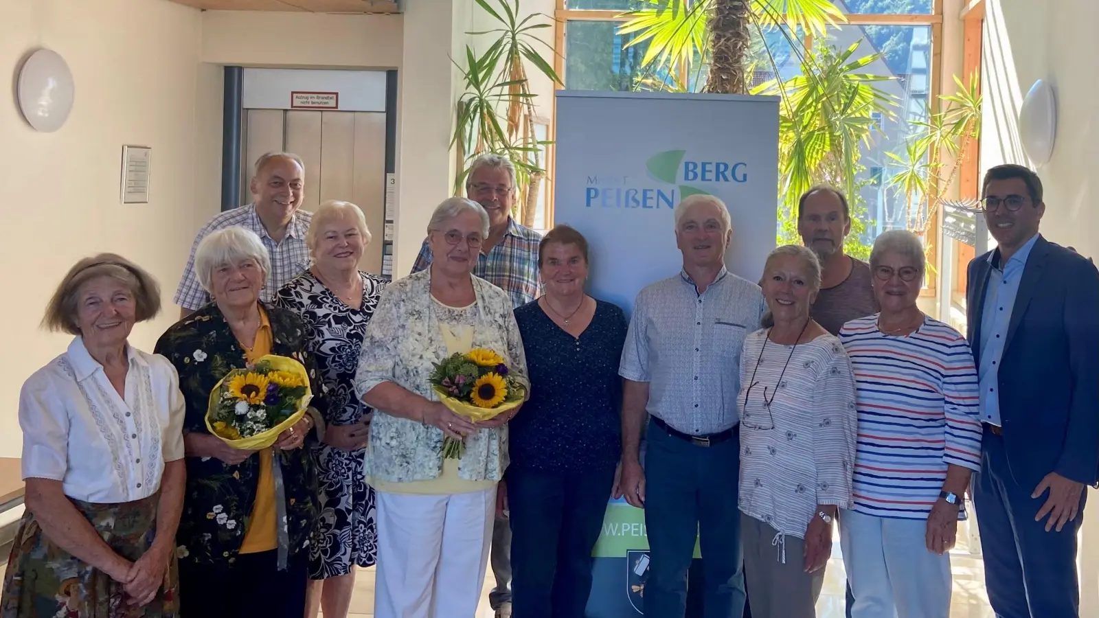 Bürgermeister Frank Zellner (rechts) eröffnete die erste Sitzung des Peißenberger Seniorenbeirats, bei der Dietlinde Schweyer (links mit Blumenstrauß) und Edelgard Schmitz (rechts mit Blumenstrauß) als Vorsitzende bestätigt wurden. (Foto: Markt Peißenberg)