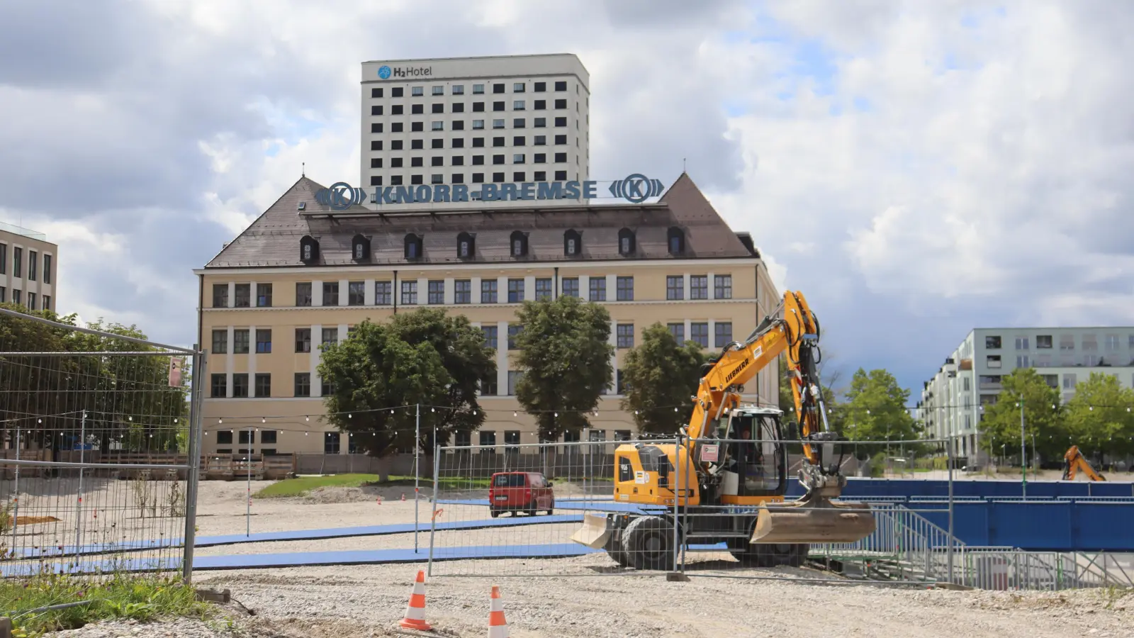 Auf dem früheren Gelände der Knorr-Bremse nördlich des Olympiaparks soll gebaut werden.  (Foto: mha)