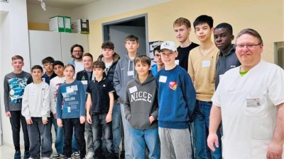 BZG-Pflegepädagoge Philipp Reiß (hinten) und Oberarzt Daniel Döwich (vorne) demonstrierten den Schülern bildgebende Verfahren der Radiologie. (Foto: LRA Erding)