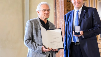 Bayerns Ministerpräsident Dr. Markus Söder verlieh Hans-Georg Krause für seine besonderen Verdienste im Ehrenamt das Ehrenzeichen. (Foto: Joerg Koch/ Bayerische Staatskanzlei)