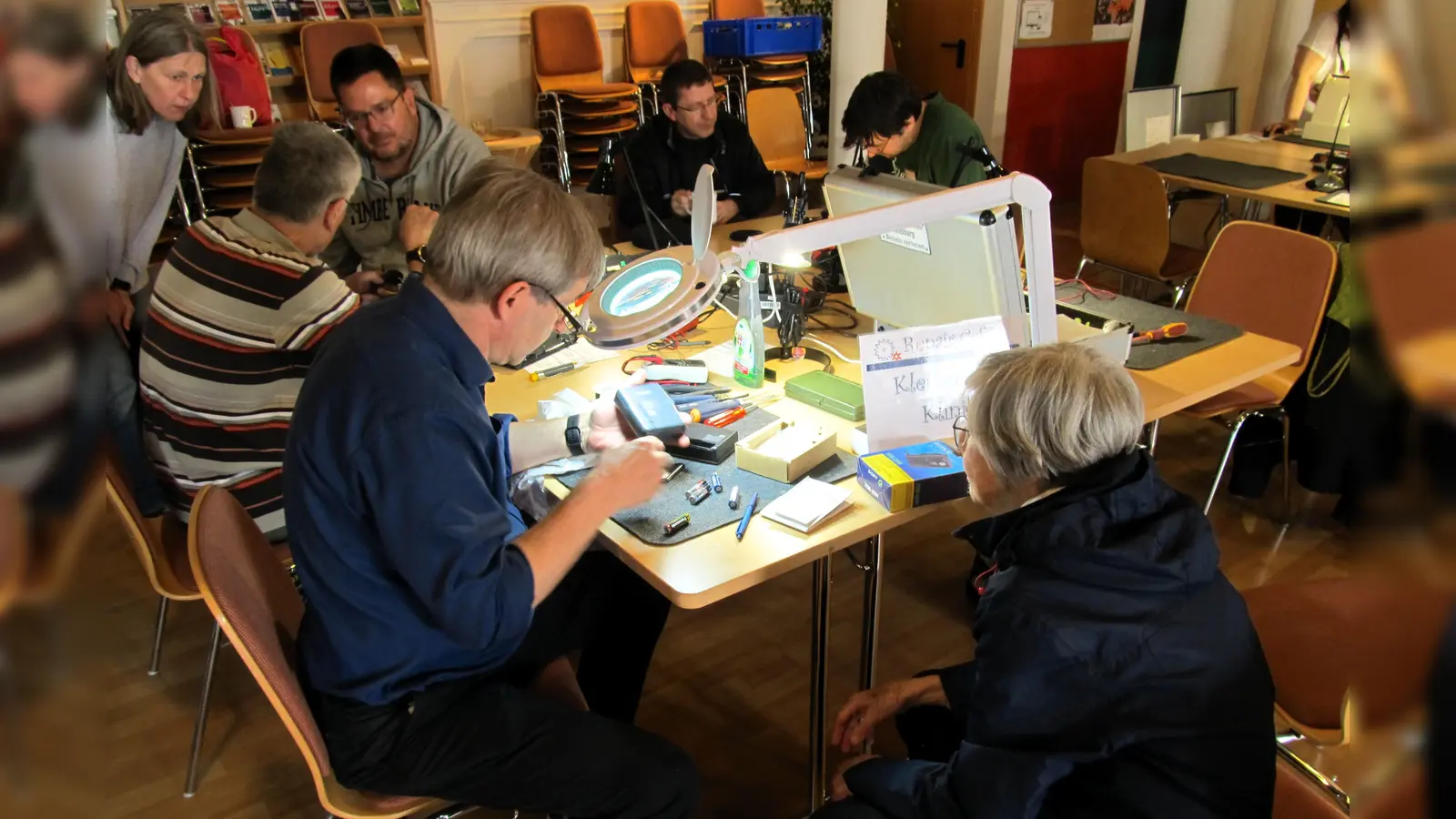 Im RepairCafé der Freien evangelischen Gemeinde können kaputte Gegenstände repariert werden. (Foto: Freie evangelische Gemeinde )
