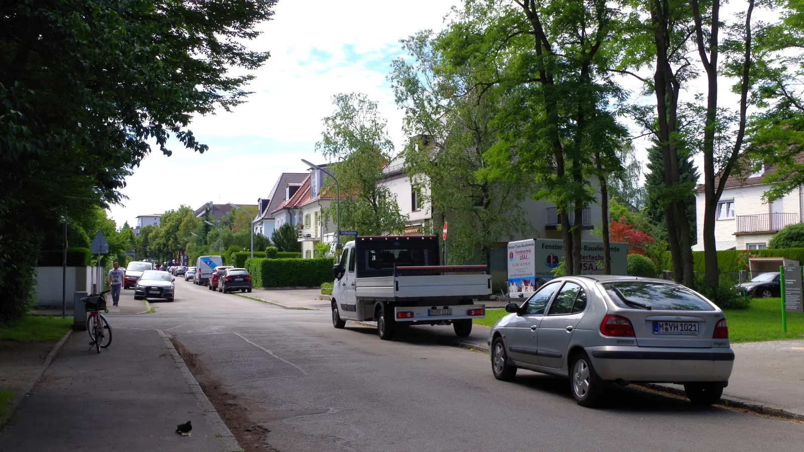 Parkbesucher des Hogenbergplatzes müssten künftig die Valpichlerstraße überqueren, um die neue WC-Anlage zu besuchen. Diese wird künftig auf der Nordseite (rechte Straßenseite im Bild) stehen. (Foto: Beatrix Köber)