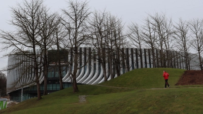 Im Vorfrühling noch im Bau – doch schon in wenigen Tagen wird der SAP Garden, das neue Eisstadion der Superlative, für den Breitensport geöffnet.  (Foto: mha)