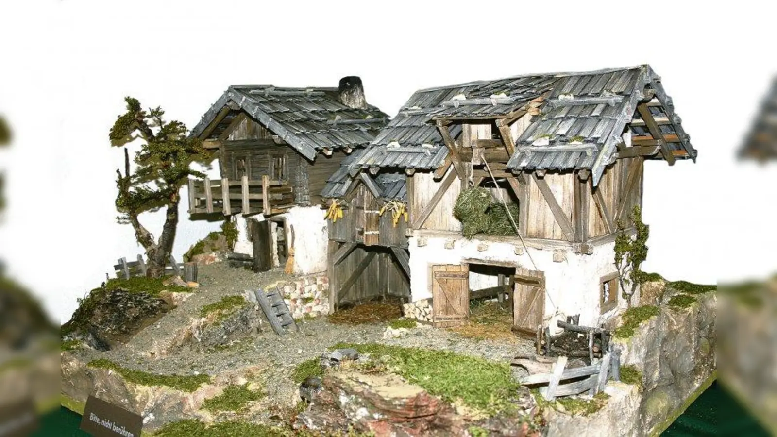 Wunderschön anzusehen ist eine solche selbstgebaute Weihnachtskrippe. Im Krippenbaukurs in Hebertshausen kann man lernen, wie man selbst so eine Krippe baut. (Foto: pi)