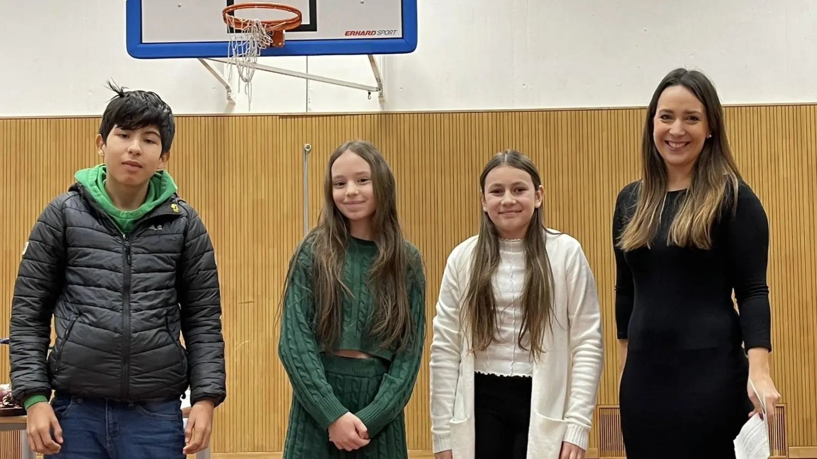 Die drei Klassensieger des Vorlesewettbewerbs der Carl-von-Linde Realschule sind Alexander Fürholzer, Ilvana Bajrektarevic (mittig) und Nina Dodig, im Bild mit Deutschlehrerin Sandra Simeone. (Foto: Riepertinger / CvL Realschule)
