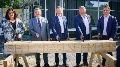 Richtfest Empfangsgebäude Zorneding: (v. l.): Mareike Schoppe, Bahnhofsmanagerin; Christian Bernreiter, Bayerischer Bau- und Verkehrsminister; Klaus-Dieter Josel, DB-Konzernbevollmächtigter für den Freistaat; Piet Mayr, Bürgermeister der Gemeinde Zorneding; Dr. Andreas Lenz, MdB. (Foto: Deutsche Bahn AG / Florian Generotzky )