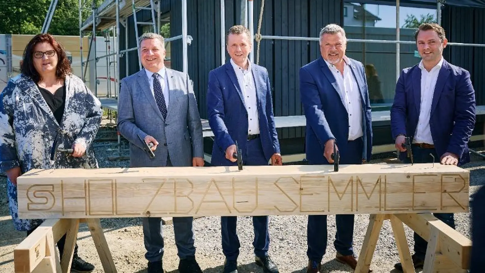 Richtfest Empfangsgebäude Zorneding: (v. l.): Mareike Schoppe, Bahnhofsmanagerin; Christian Bernreiter, Bayerischer Bau- und Verkehrsminister; Klaus-Dieter Josel, DB-Konzernbevollmächtigter für den Freistaat; Piet Mayr, Bürgermeister der Gemeinde Zorneding; Dr. Andreas Lenz, MdB. (Foto: Deutsche Bahn AG / Florian Generotzky )