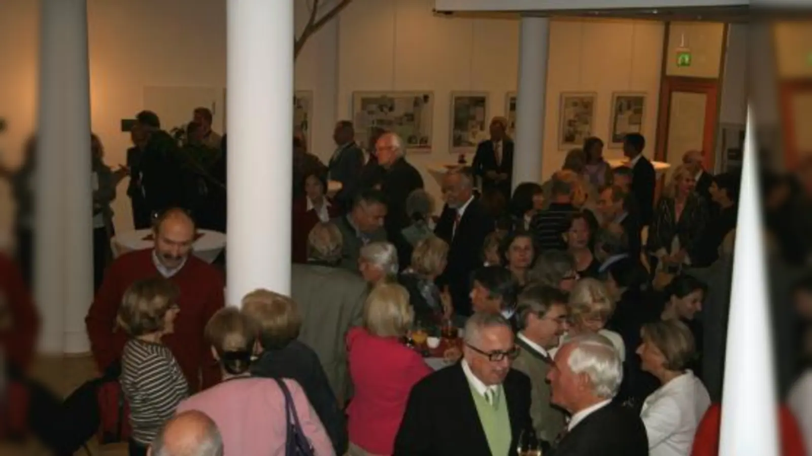 Vertreter sämtlicher Parteien, Vereine, Gruppierungen und Organisationen waren der Einladung zum Festprogramm gefolgt und füllten das Bürgerhaus. „Das zeigt, dass das Bürgerhaus zum lebendigen Mittelpunkt unseres gesellschaftlichen Lebens geworden ist“, sagte Bürgermeister Christoph Göbel. (Foto: US)