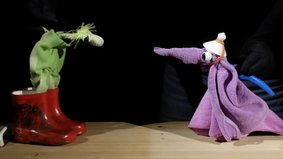 Beim Figurentheater für Kinder spielen kleine Tuchlinge eine Rolle. Zu Besuch ist Koriander, ein Fremder.  (Foto: Werner Blauhorn)