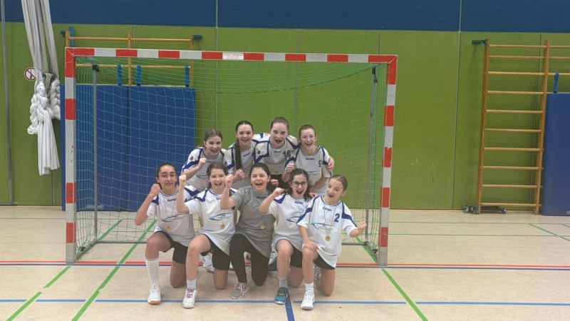 Die Mädchen-Mannschaft des Carl-Orff-Gymnsiums ist jetzt im Südbayernfinale. Es spielten Maria Krause (Tor), Sophie Niederlechner, Marie Schulz, Alix Le Bras, Ida Blanke, Aiona Gonzales, Astrid Alonso-Imm, Theresa Haselbeck und Nisa Turan. (Foto: Michael Weber)