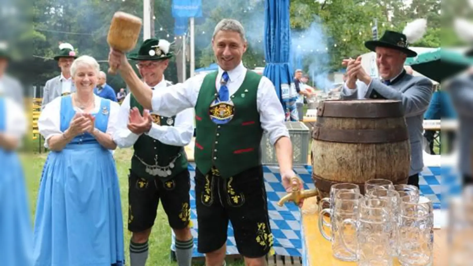 Bürgermeister Christoph Böck beim Anzapfen 2018, rechts der 1. Vorstand der Würmbachtaler Trachtler Michael Gerstel. (Foto: Würmbachtaler)