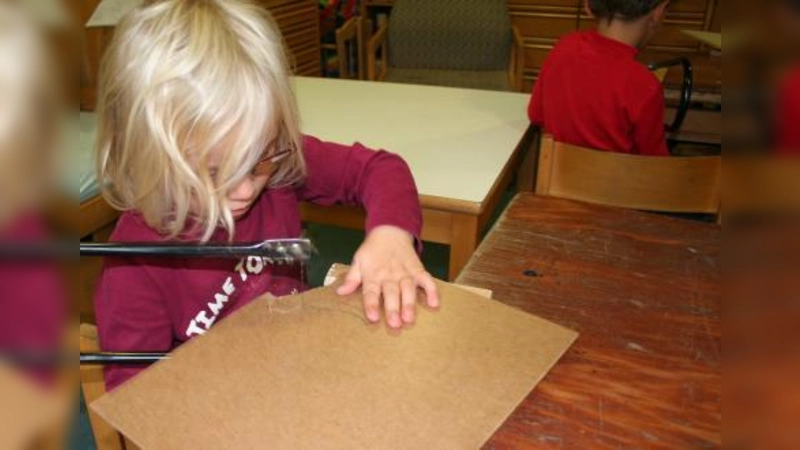 Mädchen sind wie Jungen hoch konzentriert bei der Sache, wenn's ums Arbeiten mit der Laubsäge geht. (Foto: tg)