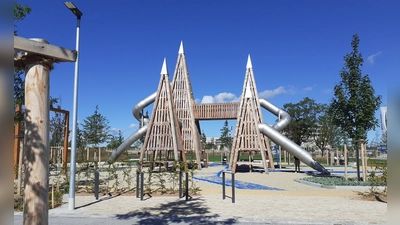Aus den Pyramiden auf Stelzen können die Kinder durch die Metallrohre herausrutschen. Die Anlage ist Teil des neuen Spielplatzes am Helene-Wessels-Bogen in Neufreimann.  (Foto: mha)