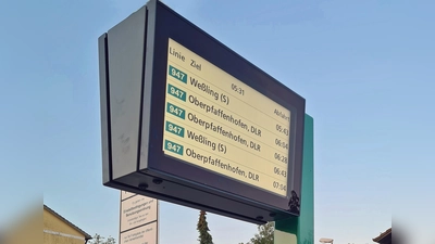 Der neue Fahrgastanzeiger informiert die Fahrgäste über die genauen Abfahrts- und Ankunftszeiten. (Foto: Gemeinde Gilching)