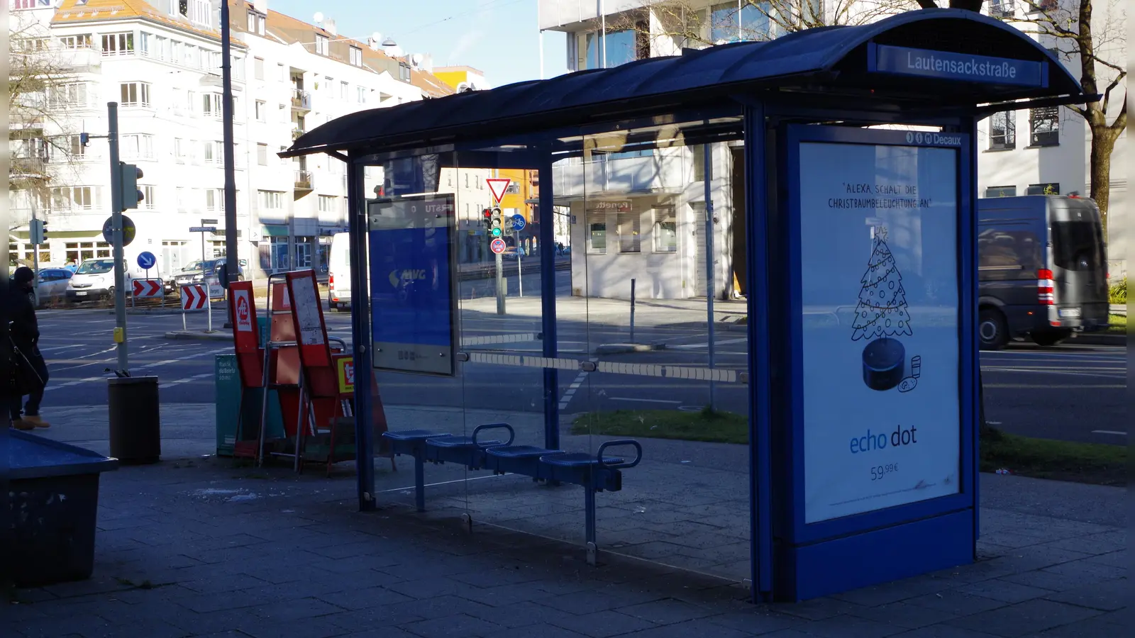 Kahl und karg trotzen Wartehäuschen, wie etwa das an der Lautensackstraße, bislang v.a. Wind und Wetter. (Foto: Beatrix Köber)