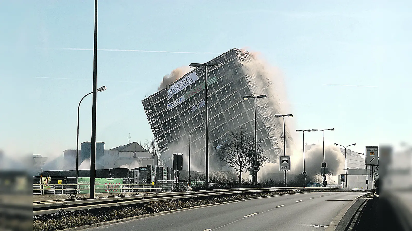 Tausende verfolgten im Jahr 2008 die Sprengung des Agfa-Hochhausese. <br> (Foto: Schunk Claus)