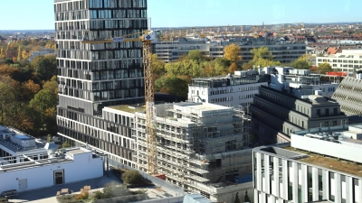 Der Rohbau des Monaco (Mitte mit Kran) steht. Anfang Oktober 2027 soll das Bürogebäude bezugsfertig sein. (Foto: bas)