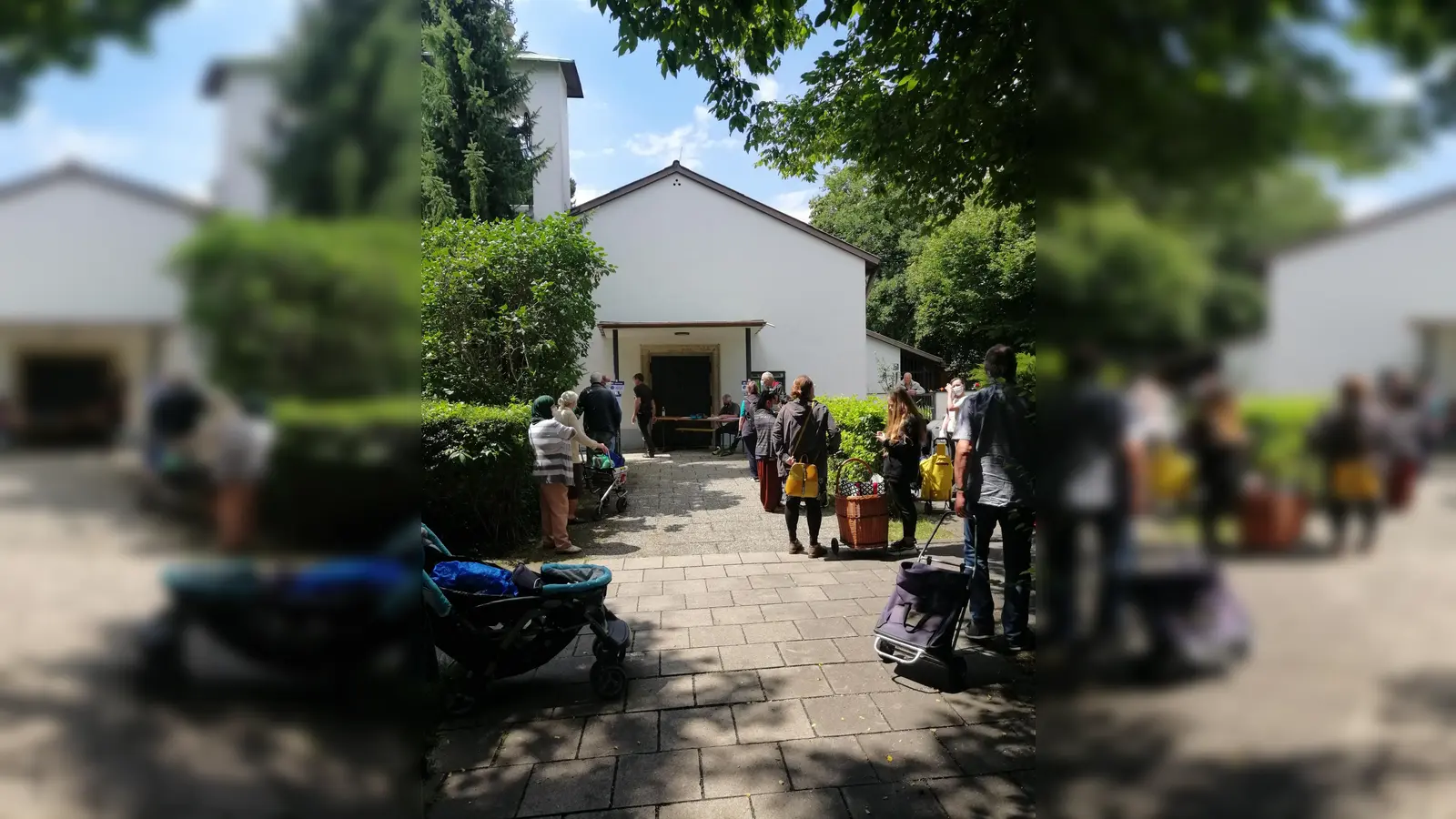 Der Bezirksausschuss Schwabing-Freimann und SE-Bau Landschaftsbau GmbH ermöglichen eine Corona-konforme Lebensmittelverteilung an der Michaelskirche. (Foto: Münchner Tafel)
