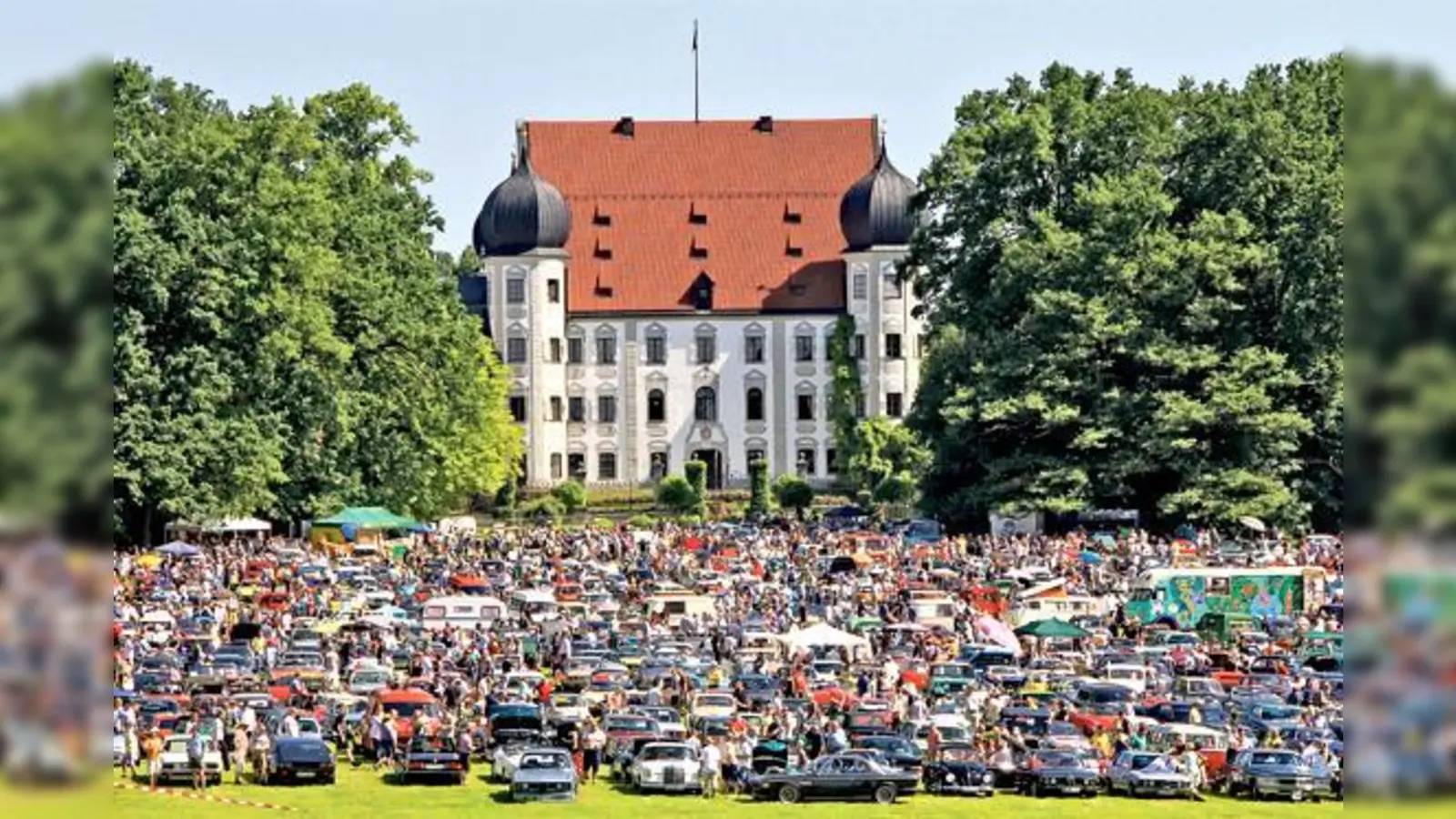 Oldtimer soweit das Auge reicht: Am Fronleichnamsfeiertag, 26. Mai, wird das Schlossgelände von Maxlrain bei Bad Aibling ab 10 Uhr zur chromblitzenden Flaniermeile.	 (Foto: ADAC)