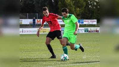 Andreas Kostorz (links), der für den VfB Hallbergmoos-Goldach in der Landesliga aufläuft, ist auch der Kopf der eFootball-Mannschaft des Vereins. Neben den Hallbergmoosern tritt auch der VfR Garching in der neuen BFV eFootball League an. (Foto: Christian Riedel)
