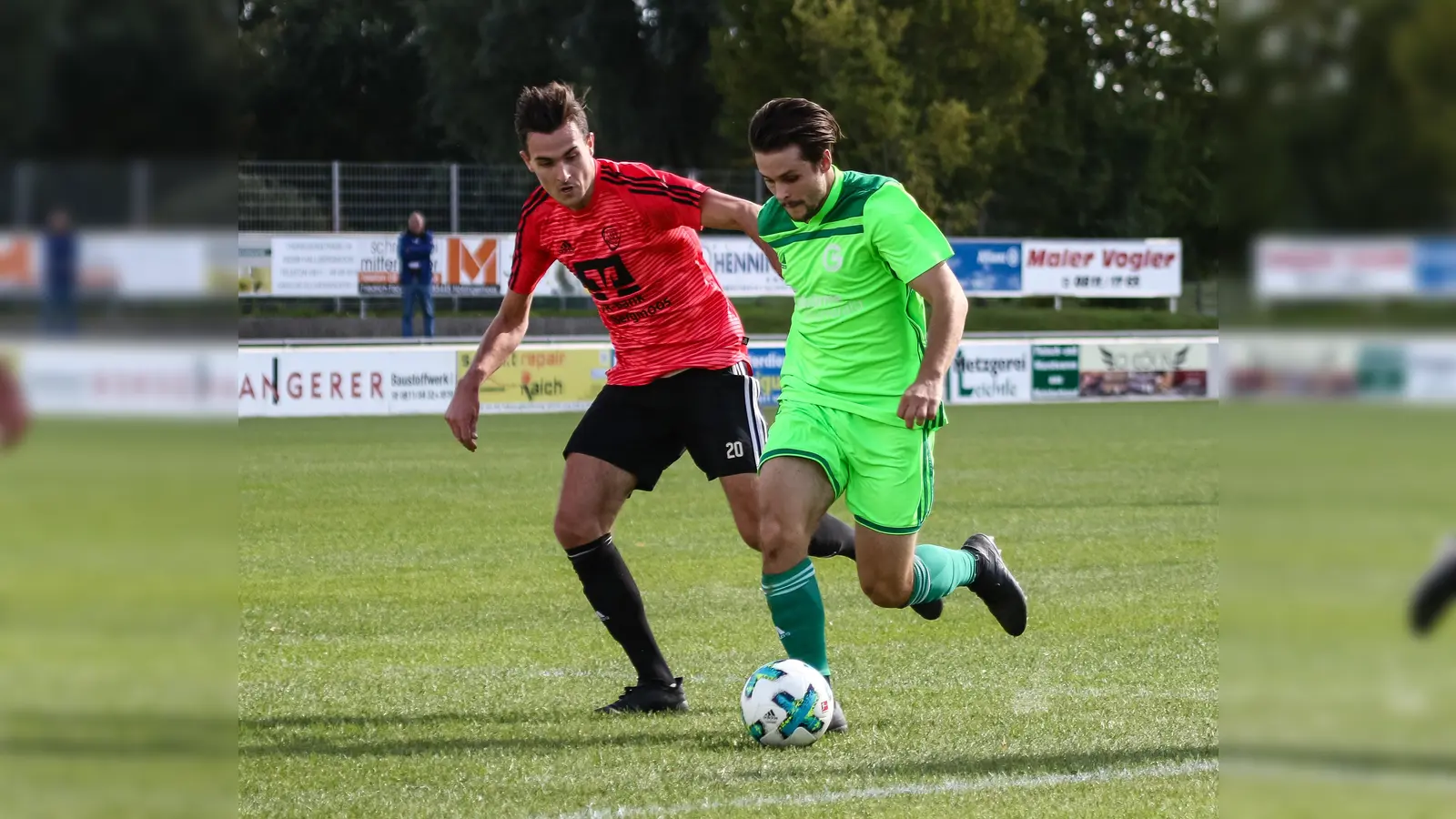 Andreas Kostorz (links), der für den VfB Hallbergmoos-Goldach in der Landesliga aufläuft, ist auch der Kopf der eFootball-Mannschaft des Vereins. Neben den Hallbergmoosern tritt auch der VfR Garching in der neuen BFV eFootball League an. (Foto: Christian Riedel)