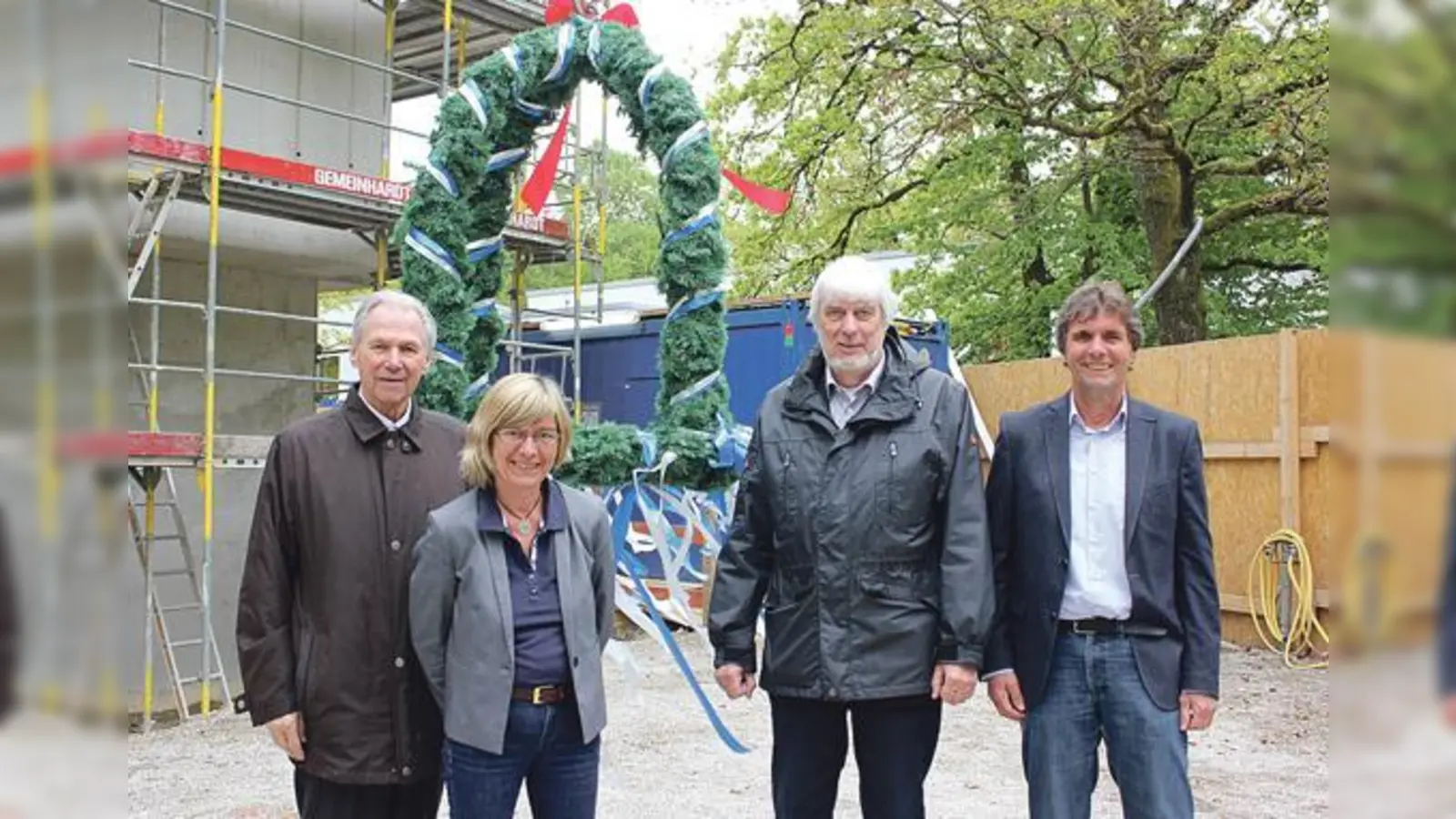 Freuten sich über ein gelungenes Richtfest für das »Haus für Kinder«: der Vorsitzende des Stiftungsrates Hermann Memmel, Bezirksrätin Helga Hügenell, Jürgen Salzhuber und Horst Reiter von der Thomas-Wimmer-Stiftung ( v. l.)	 (Foto: hw)