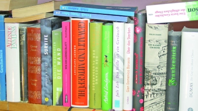 Beim Bücherflohmarkt gibt es für kleines Geld viel Lesestoff. (Foto: job)