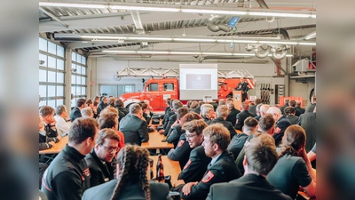 Einige Mitglieder der FF Dachau wurden bei der Jahreshauptversammlung geehrt oder befördert. (Foto: FF Dachau)