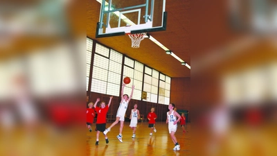 Elegant befördert Topscorer Patrick Schäffer den Ball in Richtung Korb, während Mitspieler Felix Krabbel (Platz 2 in der Werferliste der Frösche mit 8 KP) zum Rebound eilt – Patrick könnte ja vielleicht auch einmal das Ziel verfehlen... (Foto: co Handwerker)