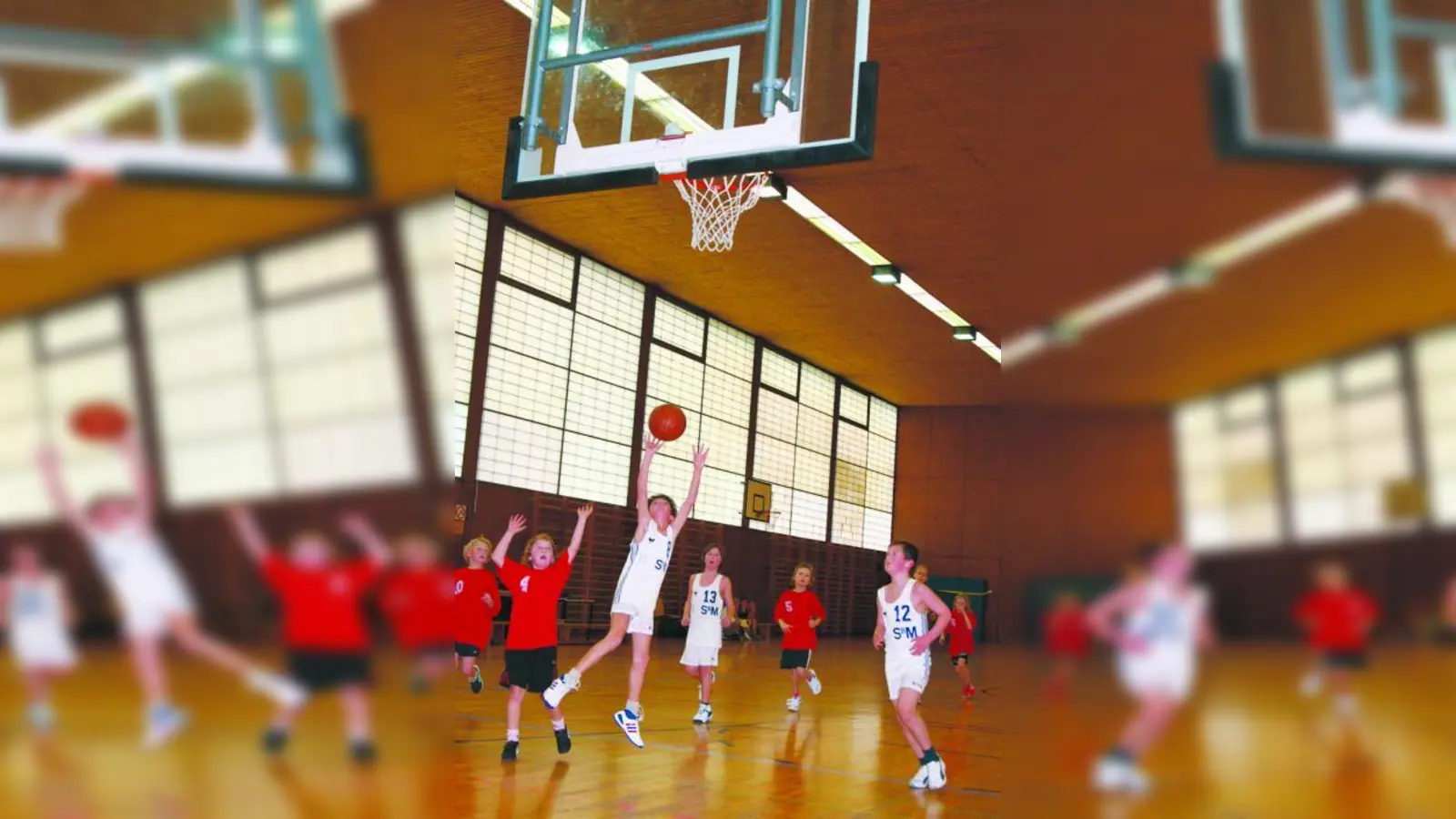 Elegant befördert Topscorer Patrick Schäffer den Ball in Richtung Korb, während Mitspieler Felix Krabbel (Platz 2 in der Werferliste der Frösche mit 8 KP) zum Rebound eilt – Patrick könnte ja vielleicht auch einmal das Ziel verfehlen... (Foto: co Handwerker)