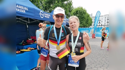 Platz 3 und 23: Das Ehepaar Peter (74) und Marianne (69) Grünebach aus Polling bei der Triathlon WM in Hamburg.  (Foto: privat)