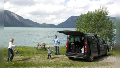 Wer mit dem Auto Urlaub im Ausland macht, sollte sich vorab über die dort geltenden besonderen Verkehrsregeln informieren. (Foto: Autoren-Union Mobilität/Peugeot)