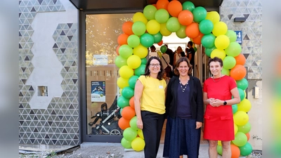 Bei der Eröffnung des GesundheitsTreffs Riem (von links): Annette Gröger, Abteilungsleiterin der GesundheitsTreffs, Bürgermeisterin Verena Dietl und Gesundheitsreferentin Beatrix Zurek. (Foto: Michael Nagy/Presseamt)