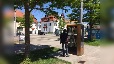 Bücherschrank in Moosach - stets offen und mit spannendem Inhalt. (Foto: Daniel Mielcarek)