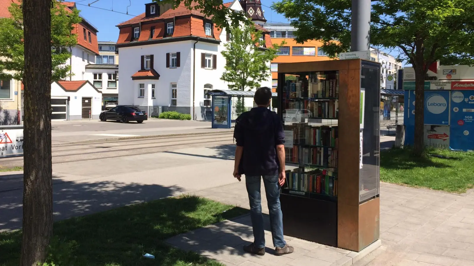 Bücherschrank in Moosach - stets offen und mit spannendem Inhalt. (Foto: Daniel Mielcarek)