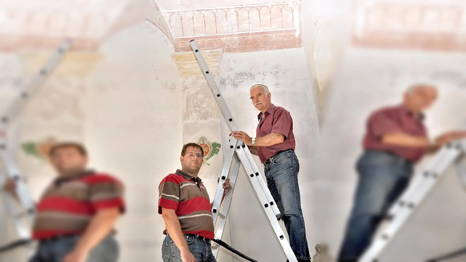 Ein Teil der freigelegten historischen Dekormalerei über den Köpfen von Kirchenpfleger Marinus März (re.) und Stefan Schuldes. 	 (Foto: esm)